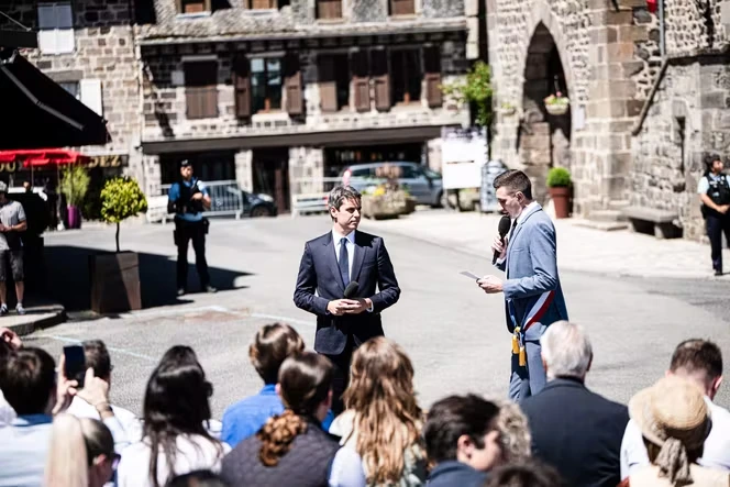 Présidentielle 2027 : Gabriel Attal officialise sa candidature en Aveyron en espérant s’éloigner de l’héritage d’Emmanuel Macron