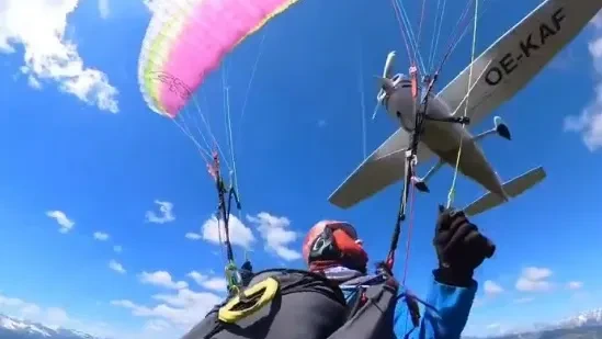 Video zeigt den unfassbaren Crash: Cessna rammt Gleitschirm-Pilotin