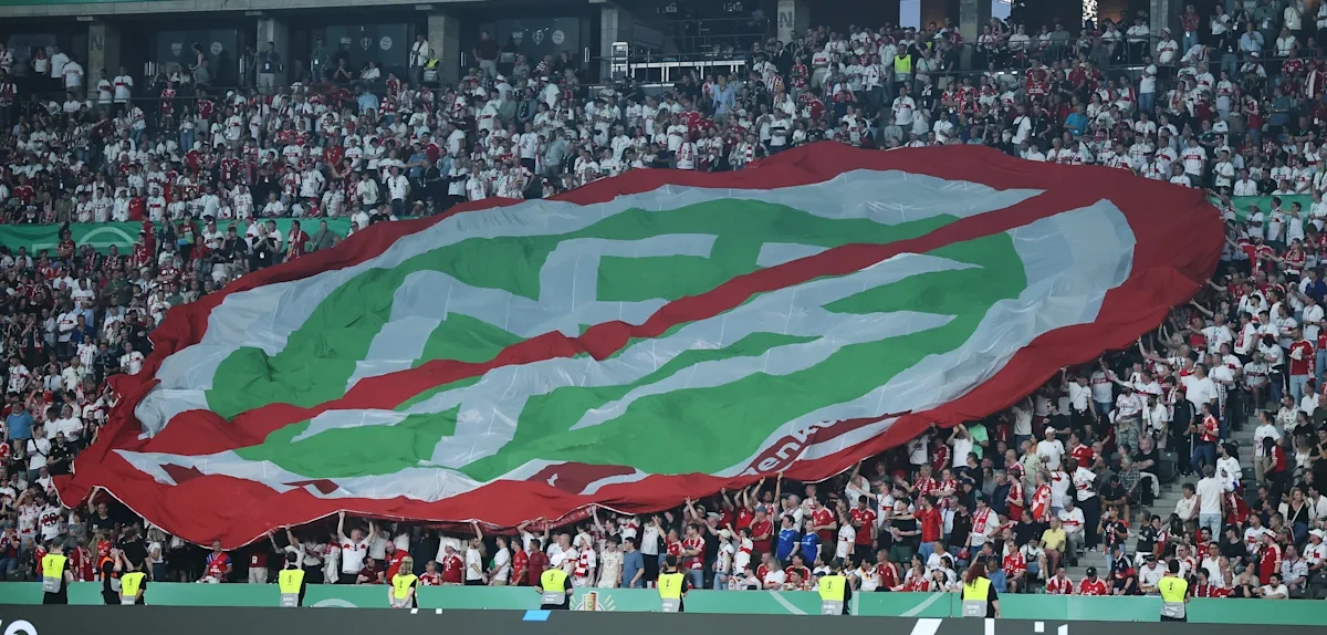 Plötzlich wandert ein großes Anti-DFB-Logo durchs Olympiastadion