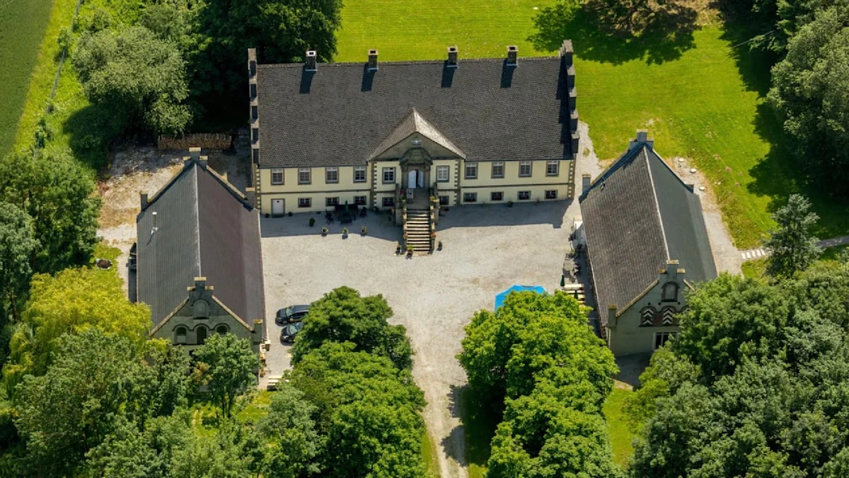 Gutsherr gesucht! Anwesen von 1738 steht zum Verkauf