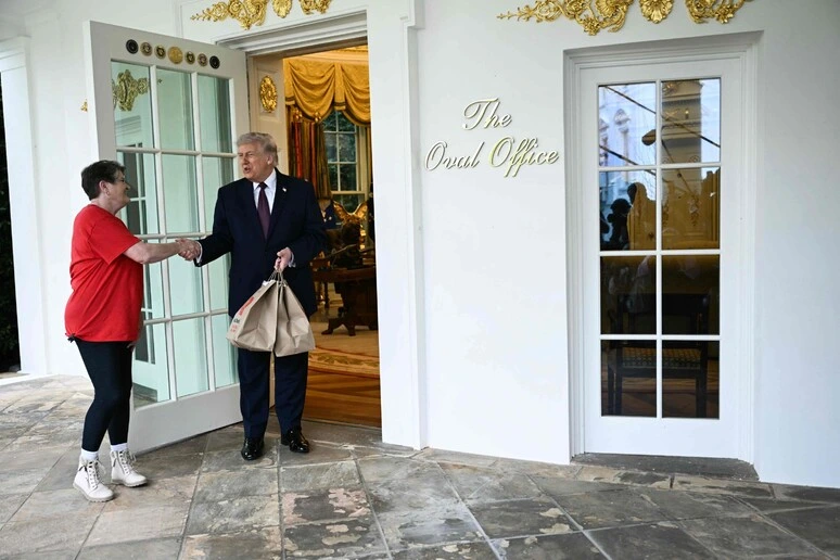 Trump ordina McDonald's alla Casa Bianca, rider resta per le domande con i giornalisti