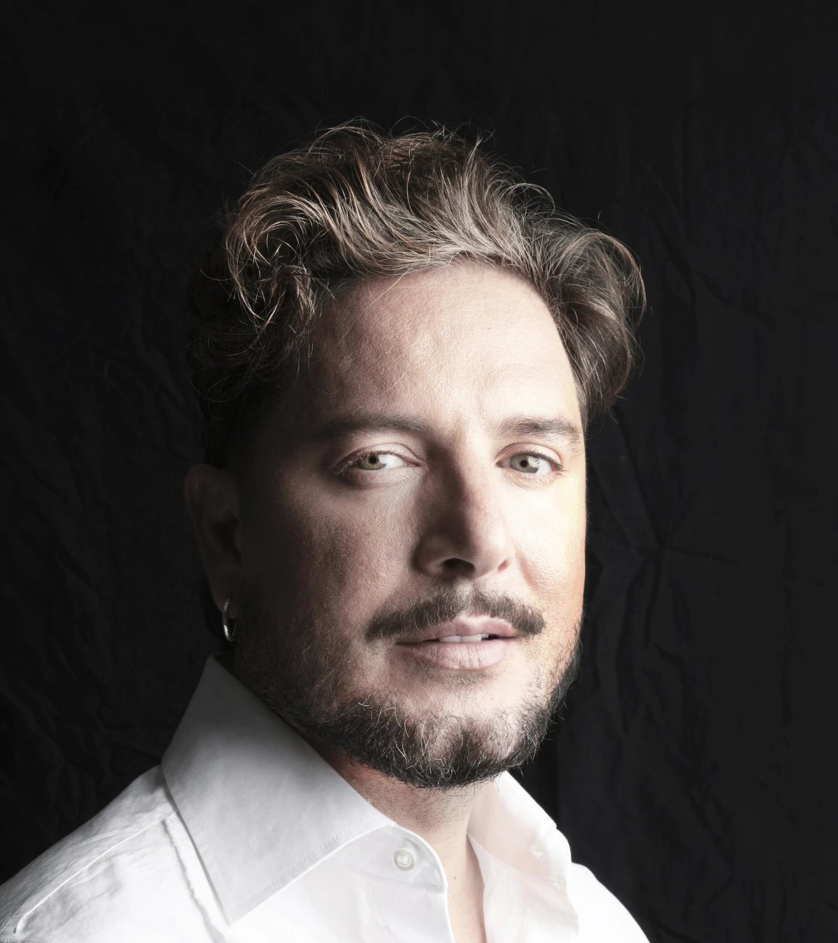 Manuel Carrasco: "Canto con la misma pasión y locura para 10 personas que para 60.000. Ya parecía Bruce Springsteen en cualquier pueblo con tres gatos"