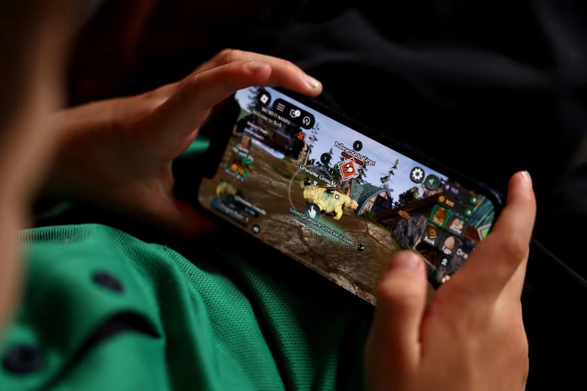 Why are online safety rules for children still not in place?