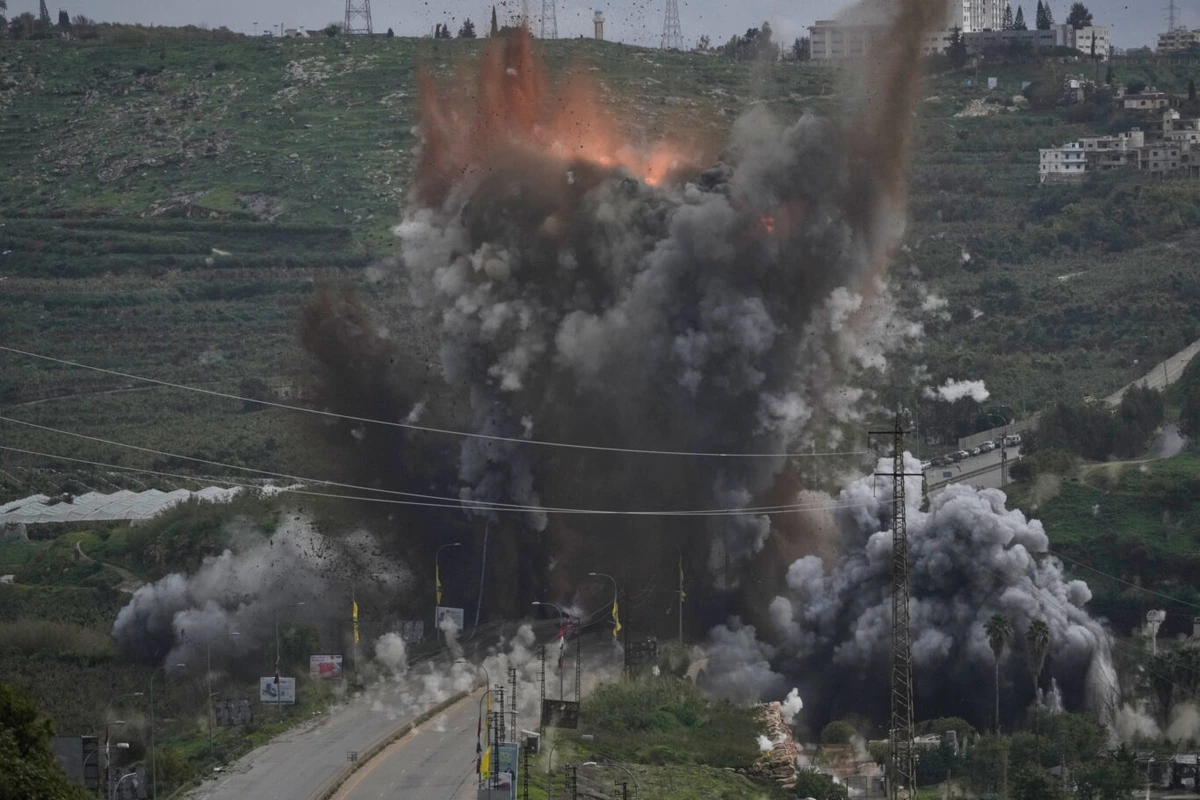 El presidente libanés avisa de la posible invasión terrestre israelí tras el bombardeo de la principal autopista de Tiro