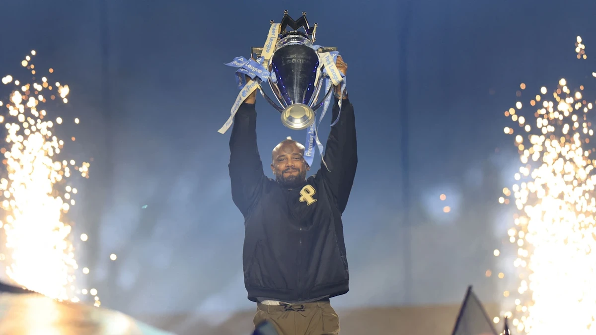 Er bringt den Pokal: Vincent Kompany feiert bei Pep-Abschied