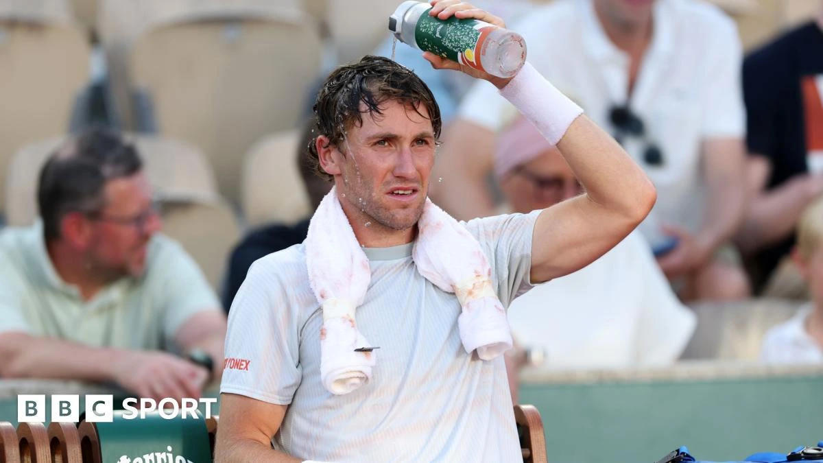 Ruud overcomes heat struggles to progress in Paris