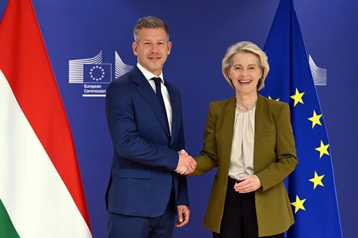 Von der Leyen anuncia el desbloqueo de 16.400 millones para Hungría tras llegar a un acuerdo con el nuevo Gobierno