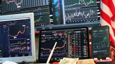 Borse in diretta, petrolio oggi 26 maggio | Cautela tra gli investitori per il negoziato in Iran, sale il prezzo del greggio