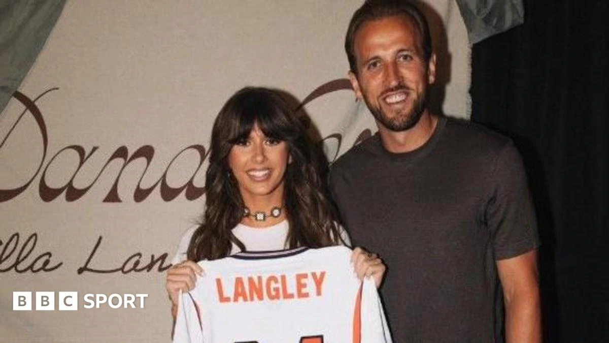 Kane leaves country music gig early to make curfew