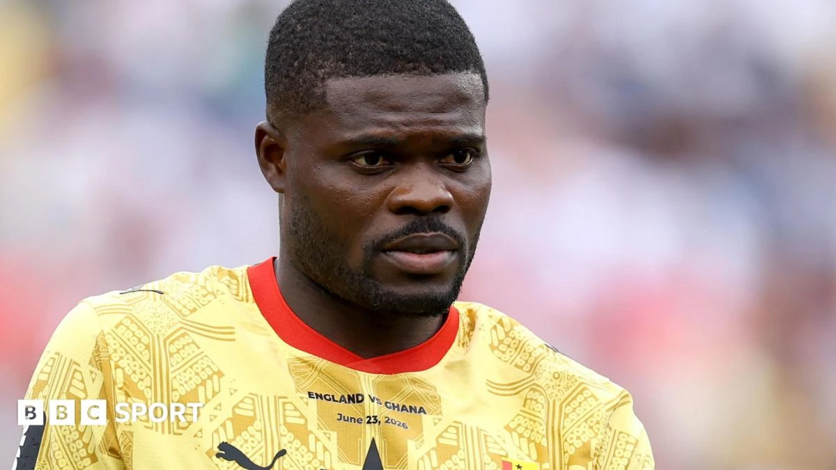 Spence appears not to shake hands with Partey