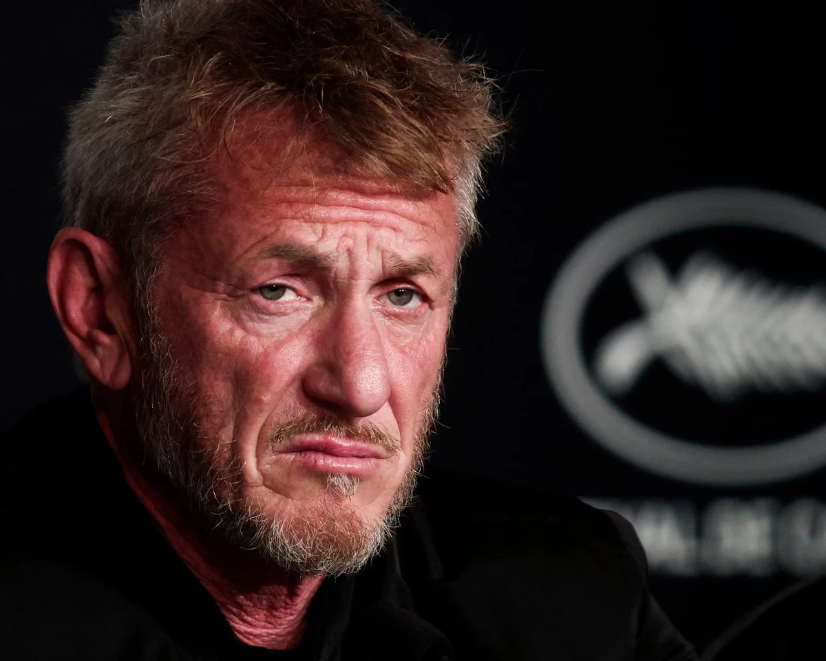 How much does Sean Penn hate selfies? Enough to invoke the Holocaust