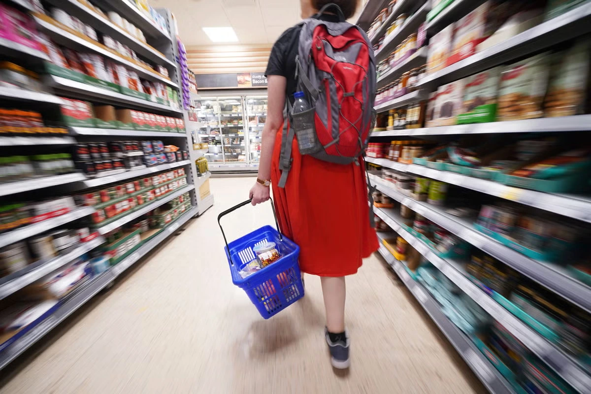 UK inflation rate remains unchanged at 2.8% despite soaring air fares
