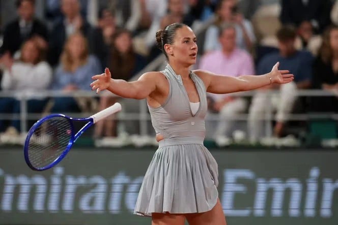 Roland-Garros 2026 : Marta Kostyuk rejoint Mirra Andreeva en demies, le 4ᵉ duel entre joueuses russes et ukrainiennes d’une édition marquée par le conflit