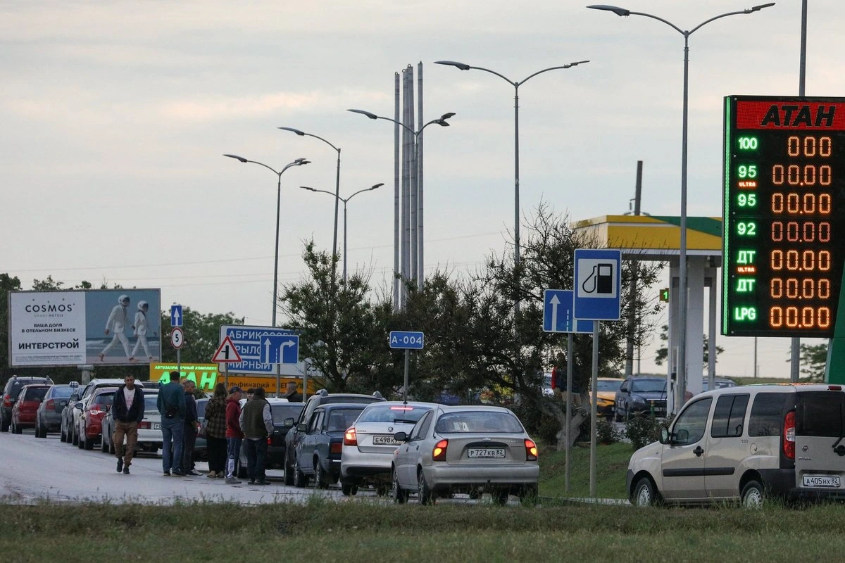 В Крыму не продают бензин: только по талонам