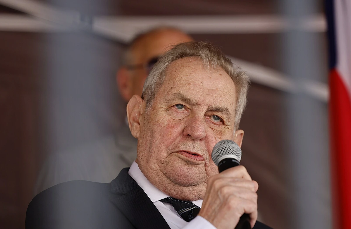 Poslanci chtějí vyznamenat Zemana, uspěl i Pan Nikdo. Známý moderátor neprošel