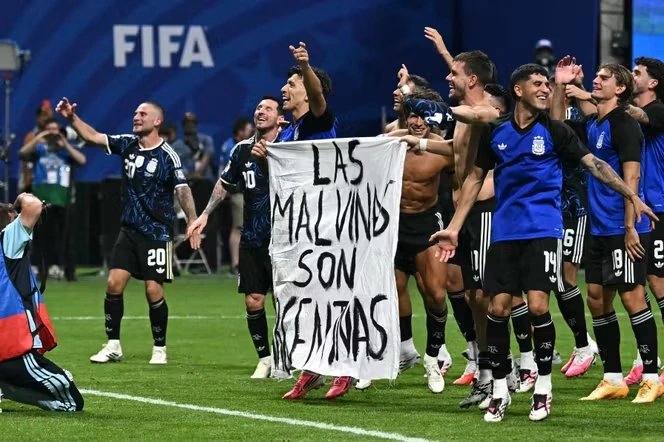 « Les Malouines sont argentines » : une banderole déployée par les joueurs argentins après leur victoire face à l’Angleterre