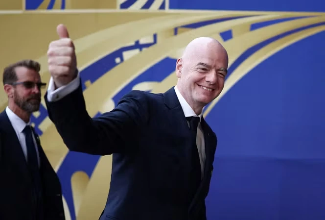 La FIFA veut s’ouvrir aux investisseurs privés, l’UEFA l’accuse de « vendre le football »