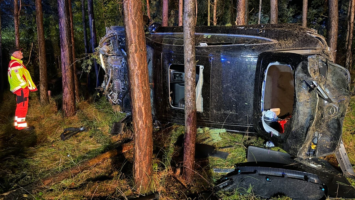Unfall auf der A19: Mercedes-Fahrer (31) überlebt Flug durch Wald