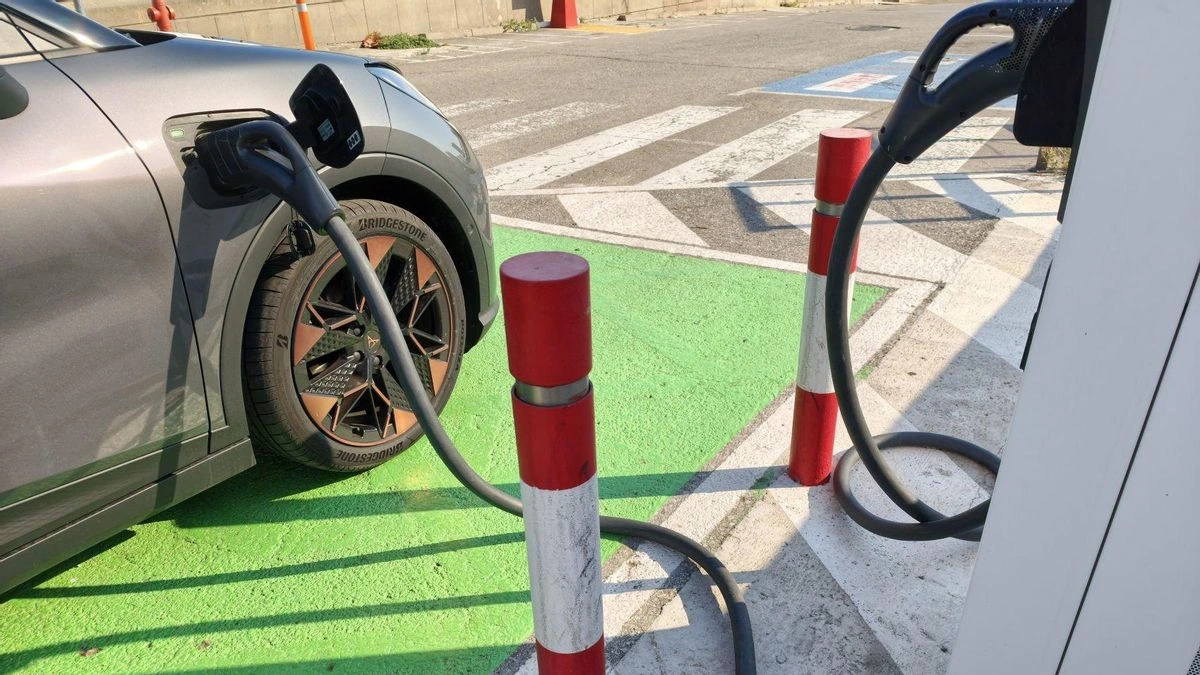 90 euros de gasolina frente a 5 de electricidad: el cálculo que está disparando la venta de coches eléctricos