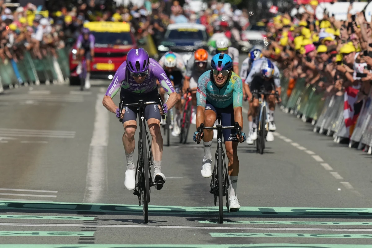 La fuga bidón del Tour corona a Mauro Schmid y casi mete a Tom Pidcock en el podio