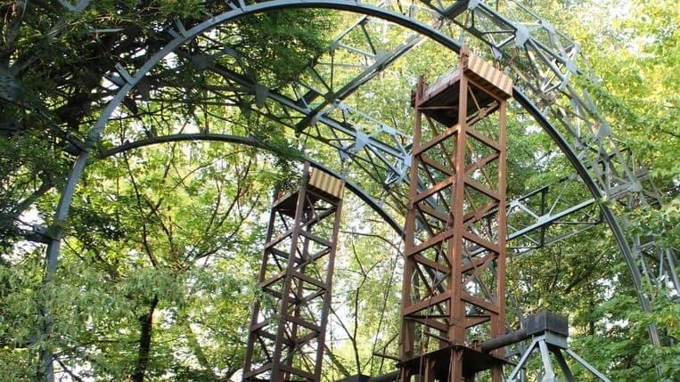 Einzigartiger Freizeitpark: Attraktionen aus Altmetall fahren ohne Strom