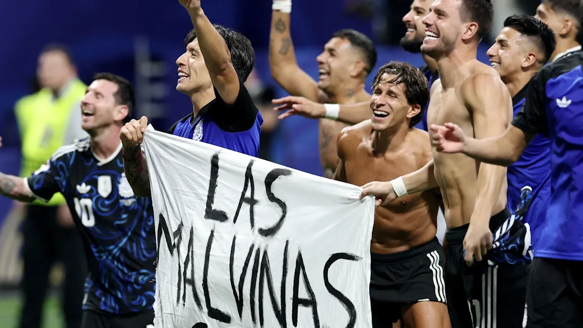 Argentinien-Stars jubeln mit Kriegsplakat – jetzt droht FIFA-Ärger