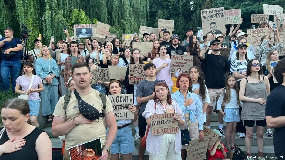 Kiev: miles protestan por destitución de ministro de Defensa