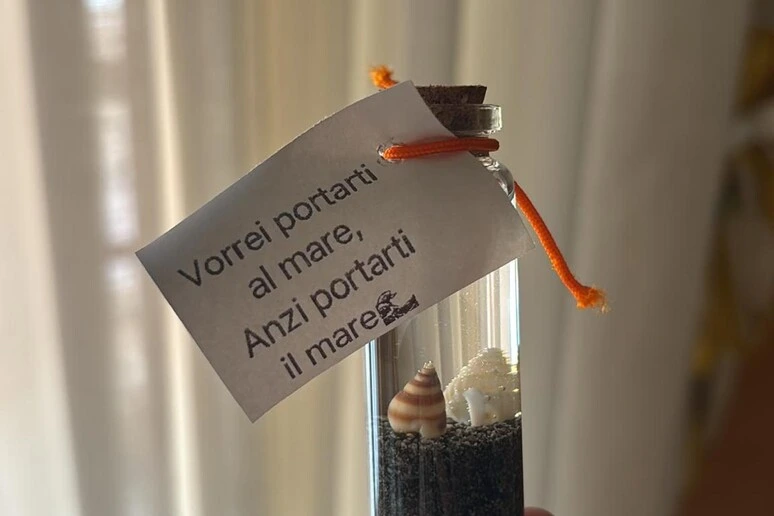 Studenti di infermieristica regalano ai pazienti oncologici il 'mare in boccetta'