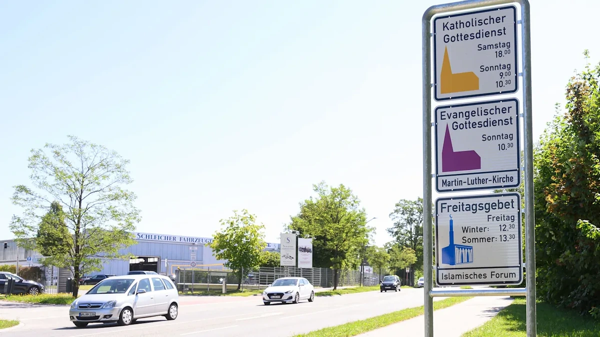Erste Stadt stellt Schilder für muslimisches Gebet am Ortseingang auf