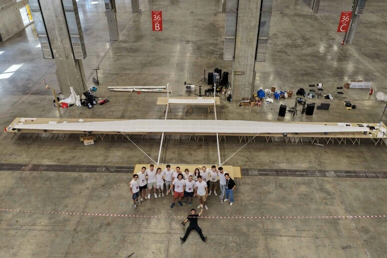 Un aeroplano di carta da record, con 20 metri di apertura alare