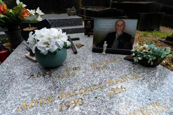 Assassinat du père Hamel en 2016 : la France rend hommage au prêtre tué dans un attentat à Saint-Etienne-du-Rouvray