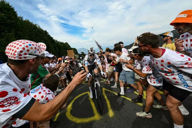 Tour de France 2026 : plusieurs équipes, dont celle de Paul Seixas, ont reçu la visite des contrôleurs antidopage lundi