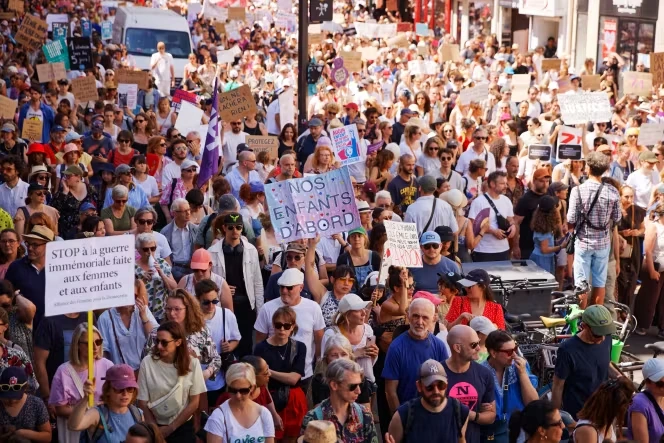 « Il faut qu’il y ait un sursaut » : dans le cortège parisien de lutte contre les violences sexuelles, l’urgence d’un changement