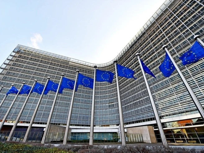 Banche Ue, Bruxelles prepara la riforma: meno vincoli, fusioni più facili e stretta sui titoli di Stato