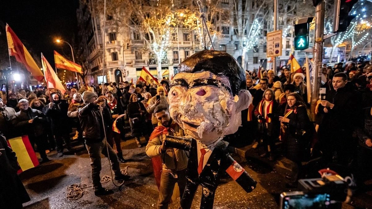 El PSOE pide al juez aclarar los vínculos de Vox y Revuelta con los disturbios de la 'Nochevieja ultra' de 2023 en Ferraz
