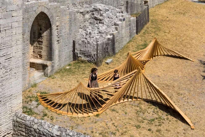 Festival d’Avignon : Johann Le Guillerm déploie ses mikados géants dans la nature avignonnaise