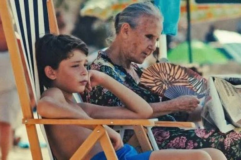 Le nonne italiane ispirano la Gen Z nel mondo, è il 'nonna maxxing' trend