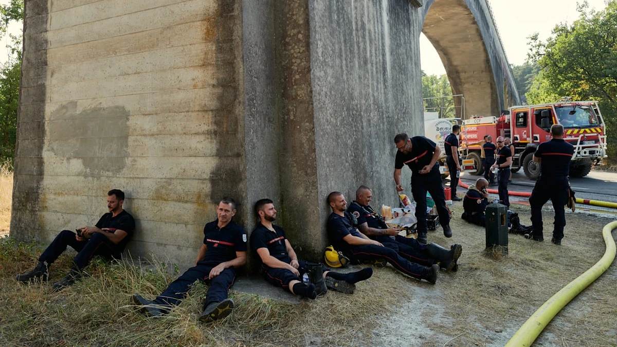 Verheerende Waldbrände bei Paris: Feuerwehrleute am Ende!