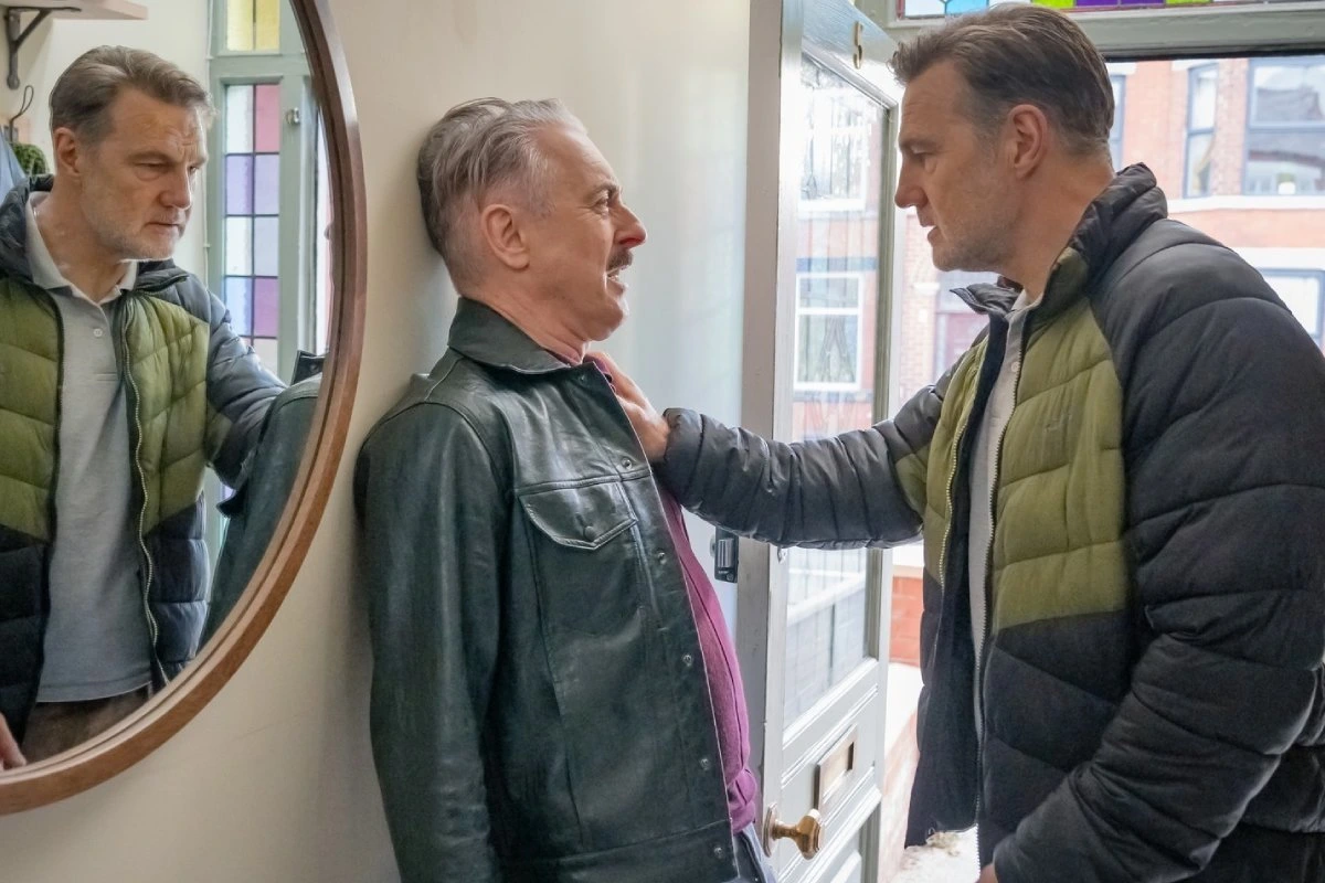 Una serie de Russell T. Davies: compromiso LGTB, personajes perfectamente definidos, sarcasmo y un tono tan perfecto que parece magia