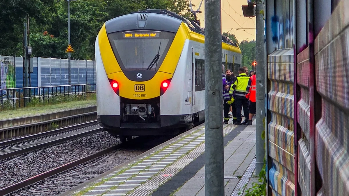 Brutale Attacke bei Ticketkontrolle: Stufe abgebrochen! Bahnmitarbeiter stürzt aus Zug