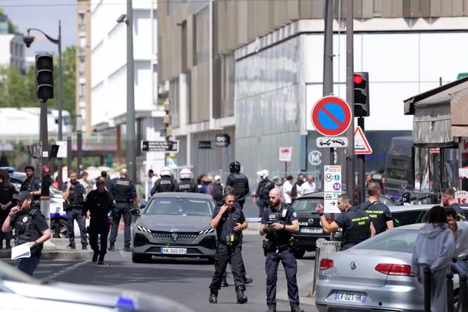 Trois blessés dans une attaque au couteau à Paris, un suspect interpellé