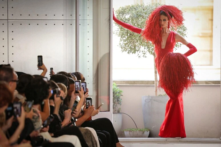 Brand e tendenze influenzano la moda, ma il come 'mi fa sentire' vince su tutto