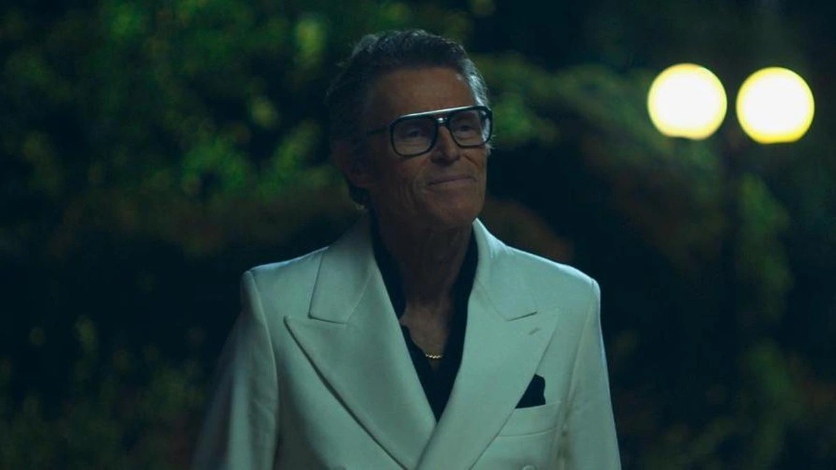 El anfitrión: El irresistible carisma del 'actor español' Willem Dafoe (***)