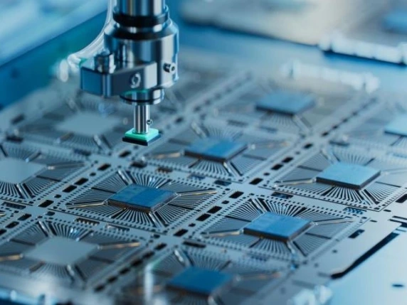 STMicro torna in utile ma crolla in Borsa: la guidance delude il mercato, ma l’Ai spinge i data center