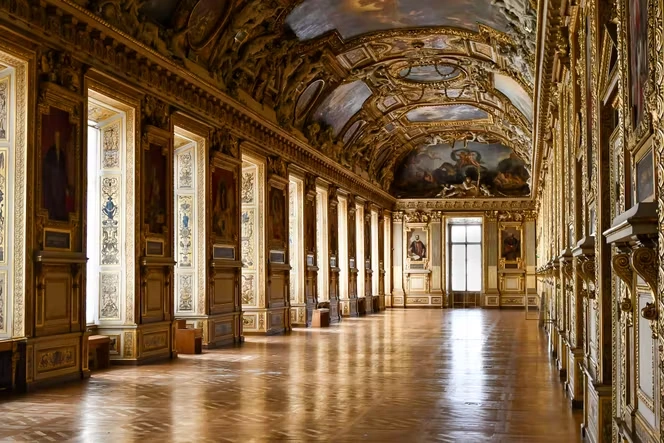 « Voilà la fenêtre ! » : au Louvre, dans la galerie d’Apollon vidée de ses trésors, les touristes immortalisent la scène du crime