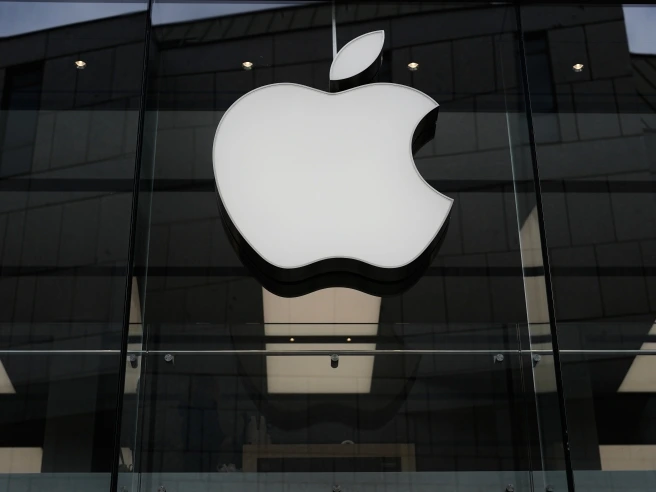 Apple supera Nvidia e torna regina di Borsa: toccati i 5 mila miliardi di capitalizzazione (per la prima volta)