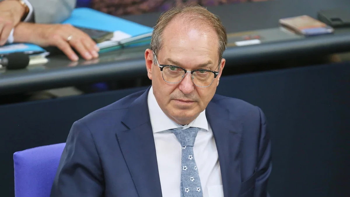 Dobrindt setzt Gefahrenstufe hoch: Mit Anschlag-Risiko „jederzeit“ zu rechnen