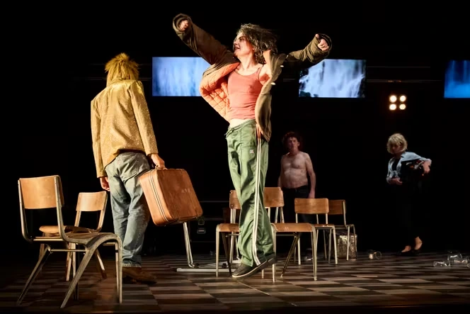 Au Festival d’Avignon : pour ou contre « Everything Must Go », le très clivant spectacle du collectif britannique Forced Entertainment