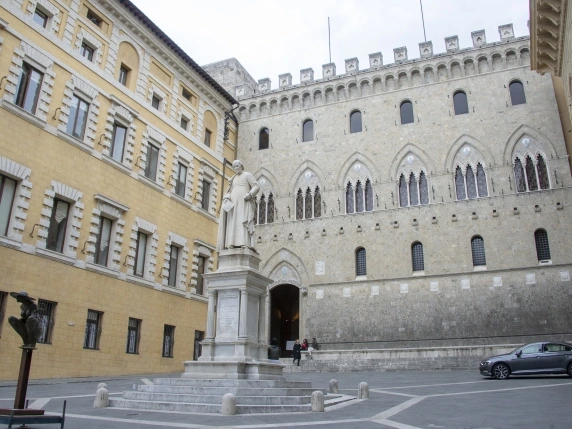 Mps, il cda boccia l’offerta di Intesa Sanpaolo e apre alla fusione con Banco Bpm