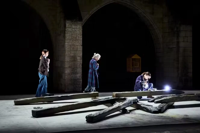 Au Festival d’Avignon, Daria Deflorian sonde l’effroi avec délicatesse dans « Che dolore terribile è l’amore »